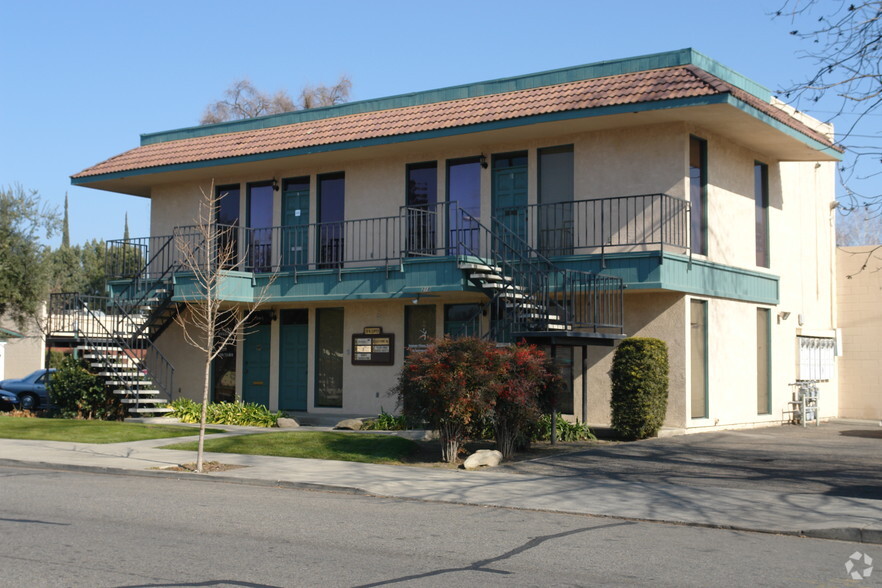 218 N Conyer St, Visalia, CA for lease - Building Photo - Image 2 of 4