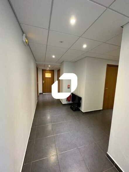 Office in Chambourcy for lease - Lobby - Image 2 of 6