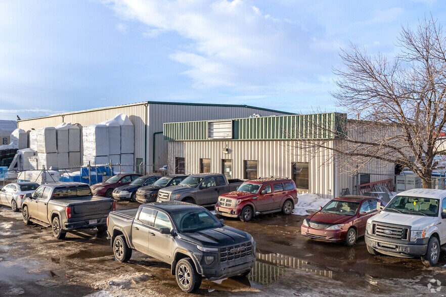 2880 64 Ave portefeuille de 2 propriétés à vendre sur LoopNet.ca - Photo du bâtiment - Image 2 de 3