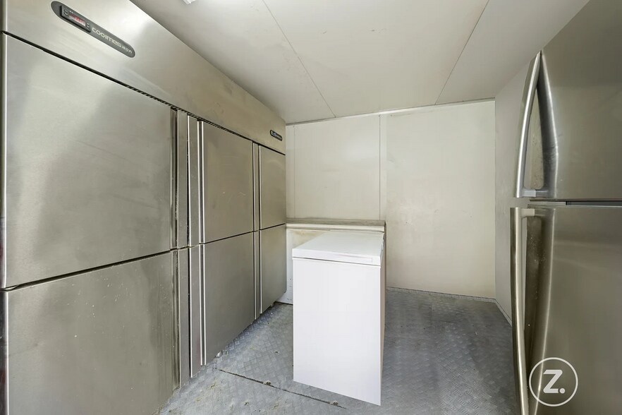 176 Clayton Rd, Clayton for sale - Interior Photo - Image 2 of 9