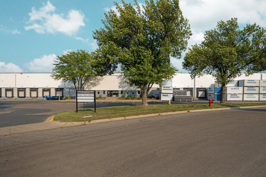 701 Ladybird Ln, Burnsville, MN à louer - Photo du bâtiment - Image 3 de 6