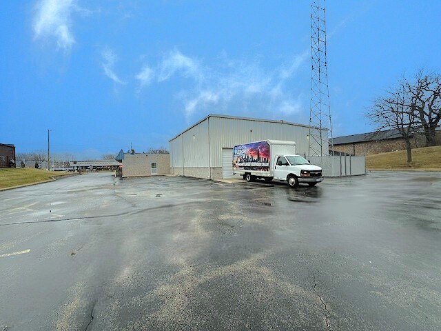 1375 S Eastwood Dr, Woodstock, IL à vendre - Photo du bâtiment - Image 3 de 3