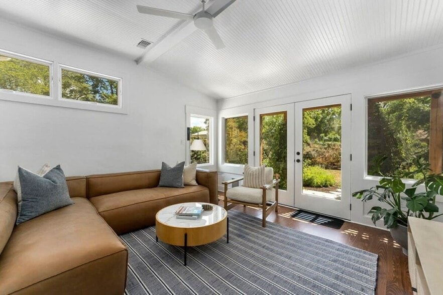 205 E Centre St, Fredericksburg, TX for sale - Primary Photo - Image 2 of 13