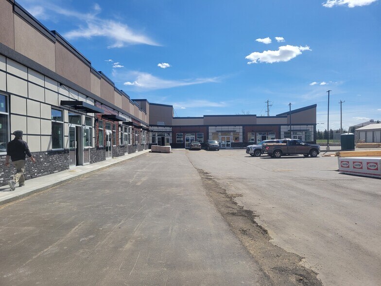 6217 48A Av, Camrose, AB à louer - Photo du bâtiment - Image 2 de 5