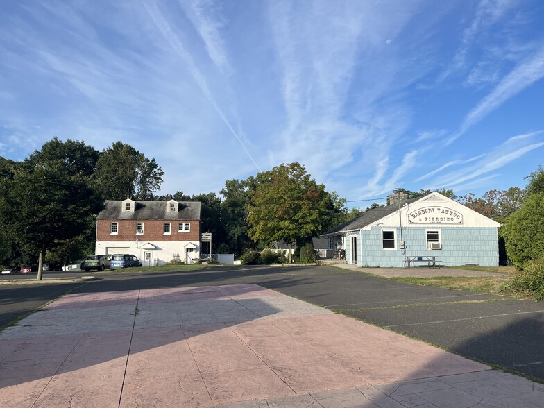 68 Mill Plain Rd, Danbury, CT for sale - Building Photo - Image 1 of 1