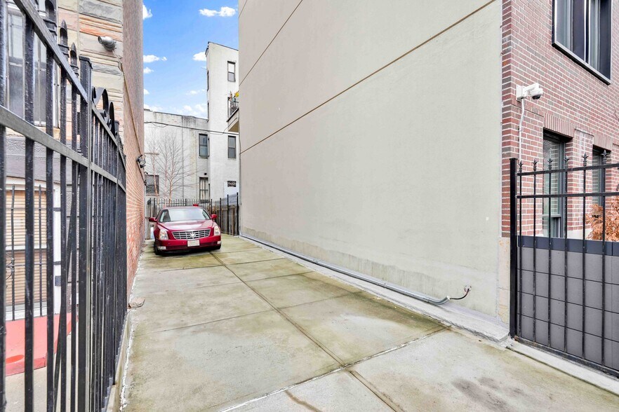 63 Irving Pl, Brooklyn, NY à vendre - Photo du bâtiment - Image 3 de 16