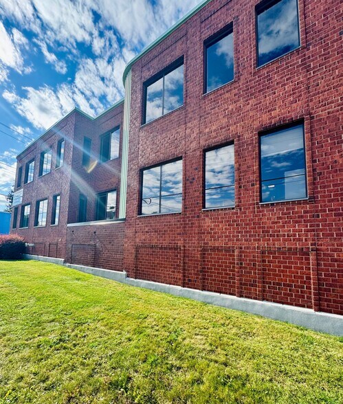 1085 Ch Du Côteau-Rouge, Longueuil, QC à louer - Photo du bâtiment - Image 2 de 11