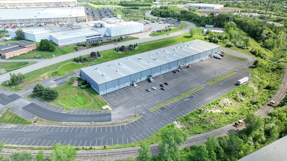 335-365 New Commerce Blvd, Wilkes Barre, PA for lease - Building Photo - Image 3 of 5