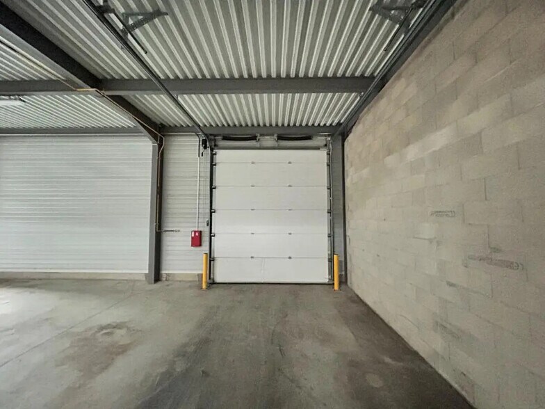 Flex in Aulnay-sous-Bois for lease - Interior Photo - Image 2 of 8