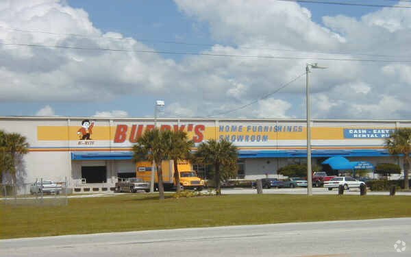 6608 E Adamo Dr, Tampa, FL à louer - Photo du bâtiment - Image 3 de 8