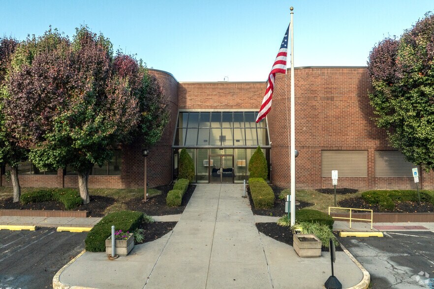 150 Rittenhouse Cir, Bristol, PA à louer - Photo du bâtiment - Image 3 de 12