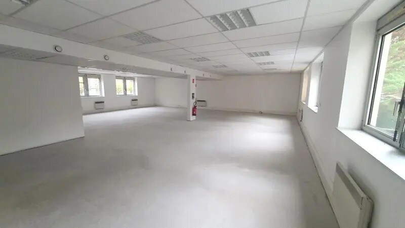 Office in Versailles for lease Interior Photo- Image 1 of 10