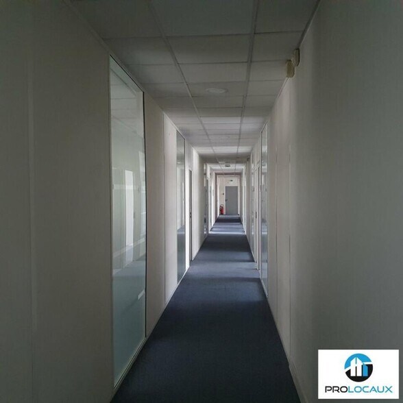 Flex in Meylan for lease - Interior Photo - Image 3 of 5