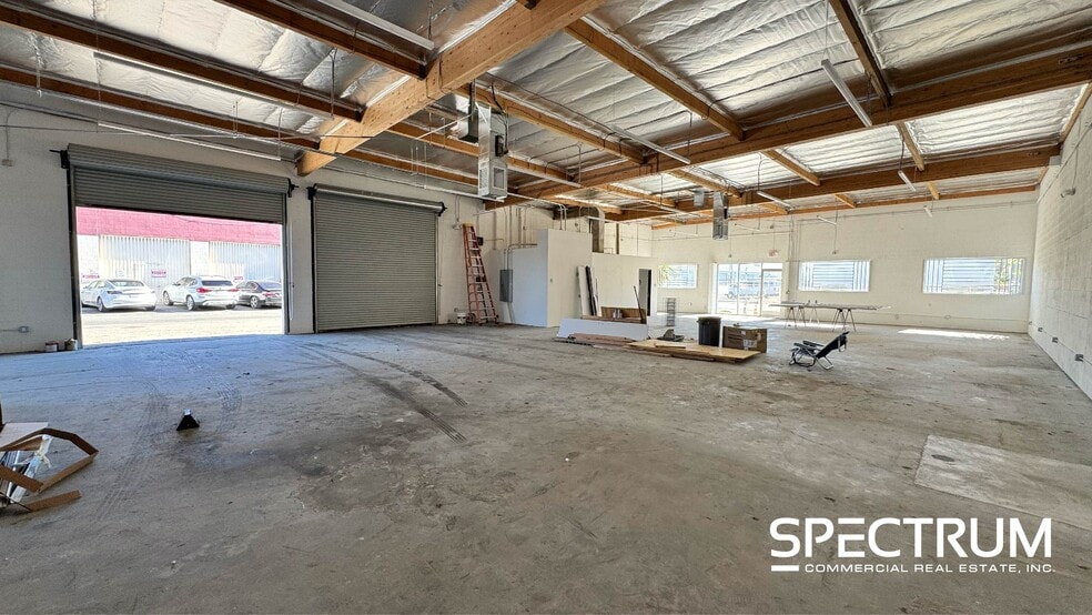15225 Stagg St, Van Nuys, CA for lease - Building Photo - Image 2 of 6