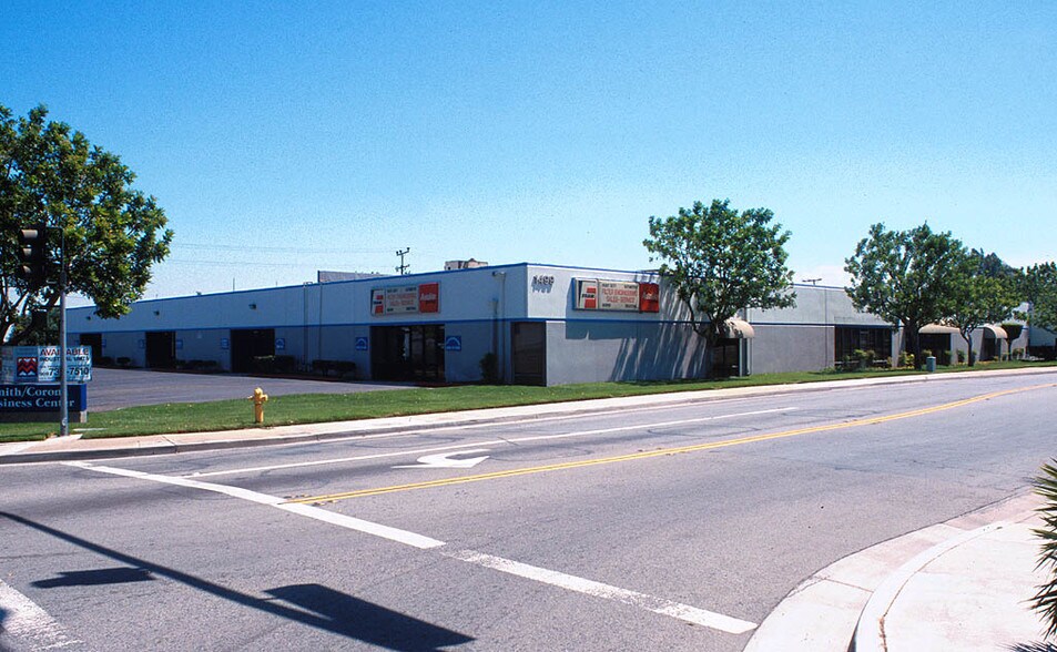 1485-1499 W Pomona Rd, Corona, CA à louer - Photo du bâtiment - Image 3 de 6