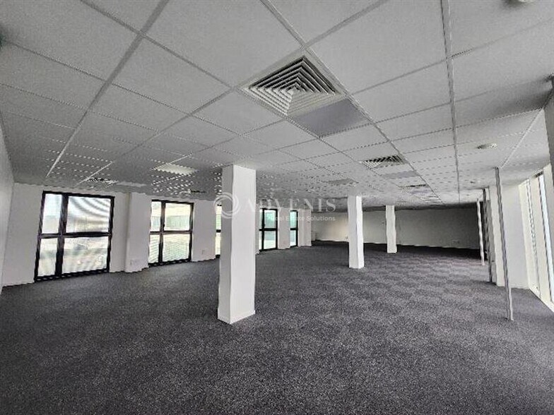 Office in Tours for lease - Interior Photo - Image 2 of 12