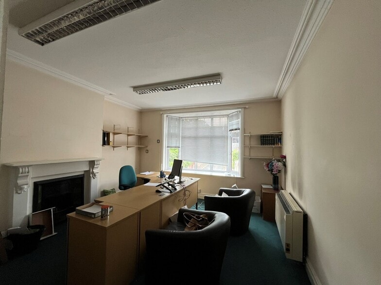 27 Roundstone St, Trowbridge for sale - Interior Photo - Image 3 of 8
