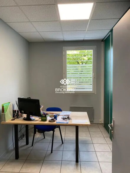 Commerce de détail dans Fontaine à louer - Photo intérieure - Image 3 de 9