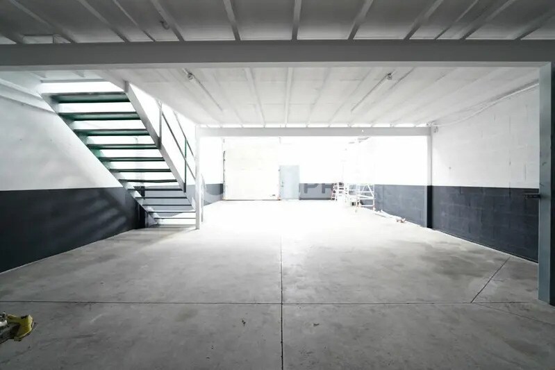 Flex in Vénissieux for lease - Interior Photo - Image 3 of 15