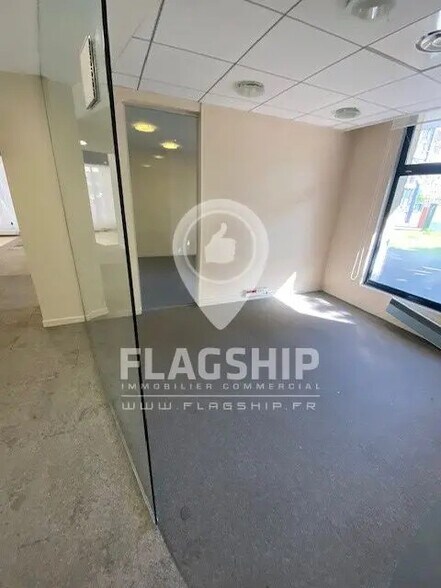 Commerce de détail dans Montigny-le-Bretonneux à louer - Photo intérieure - Image 2 de 9