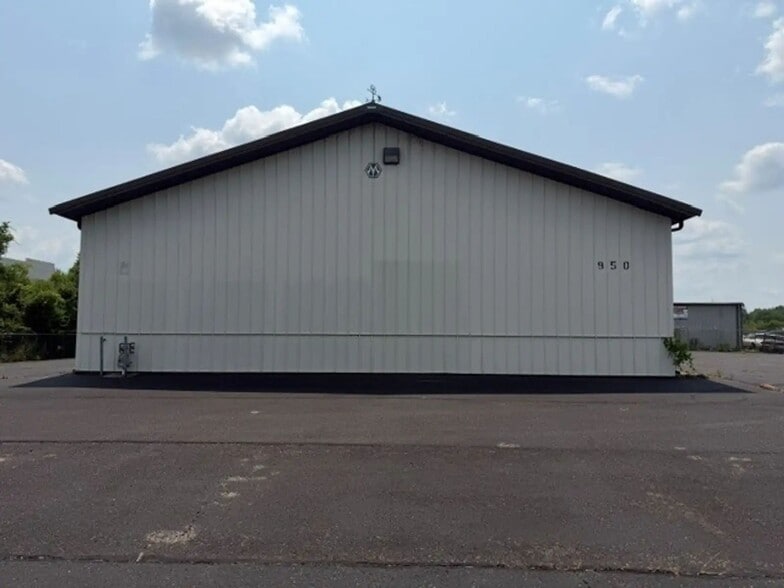 950 Glengarry Drive, Fairdale, KY for sale - Building Photo - Image 2 of 22