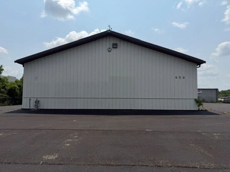 950 Glengarry Drive, Fairdale, KY à vendre - Photo du bâtiment - Image 2 de 22