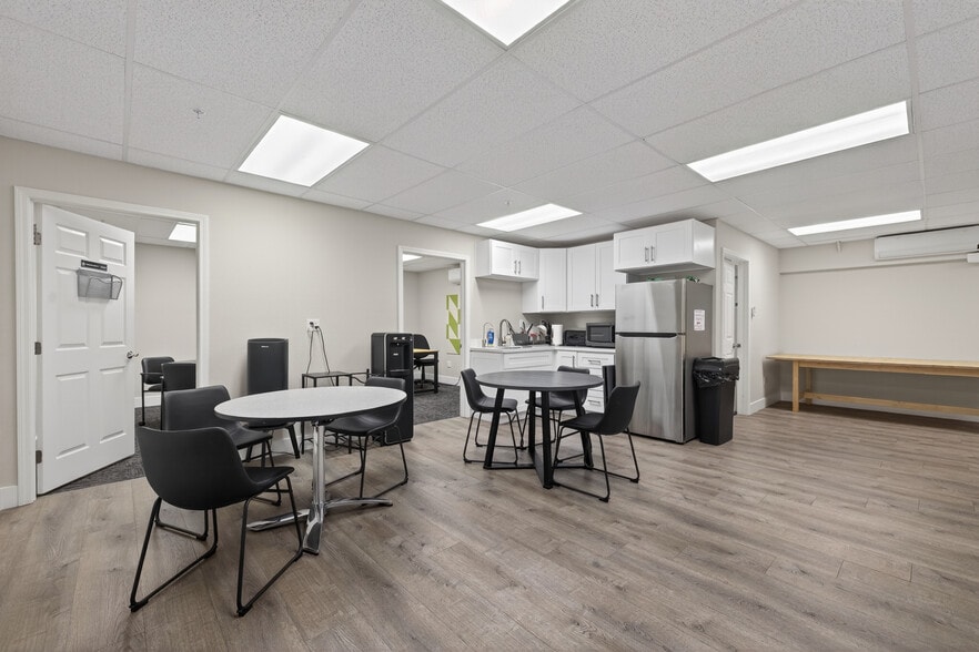 4009-4017 Vista Park Court portfolio of 3 properties for sale on LoopNet.ca - Interior Photo - Image 2 of 8