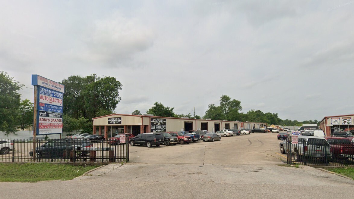 11715 Veterans Memorial Dr, Houston, TX for lease Building Photo- Image 1 of 8