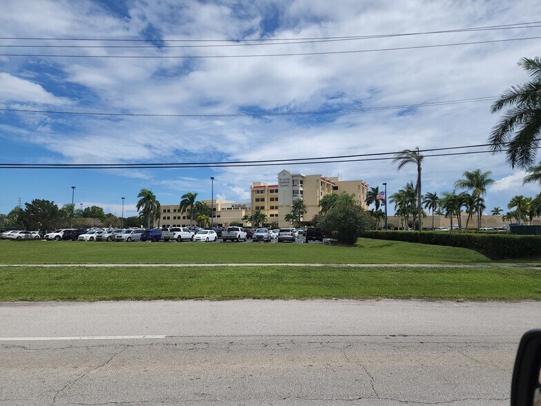 1400 SE Goldtree Dr, Port Saint Lucie, FL à vendre - Photo du bâtiment - Image 3 de 19