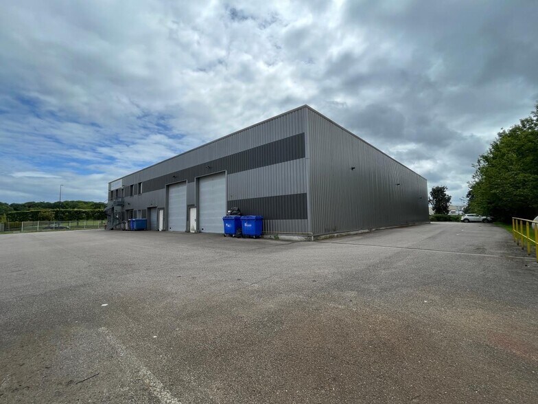 Flex in Le Grand-Quevilly for lease - Building Photo - Image 2 of 25