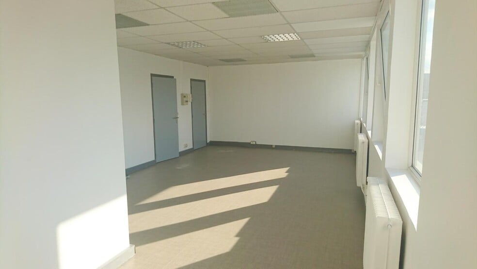 4 Rue Des Frères Lumière, Plaisir à louer - Photo intérieure - Image 2 de 2
