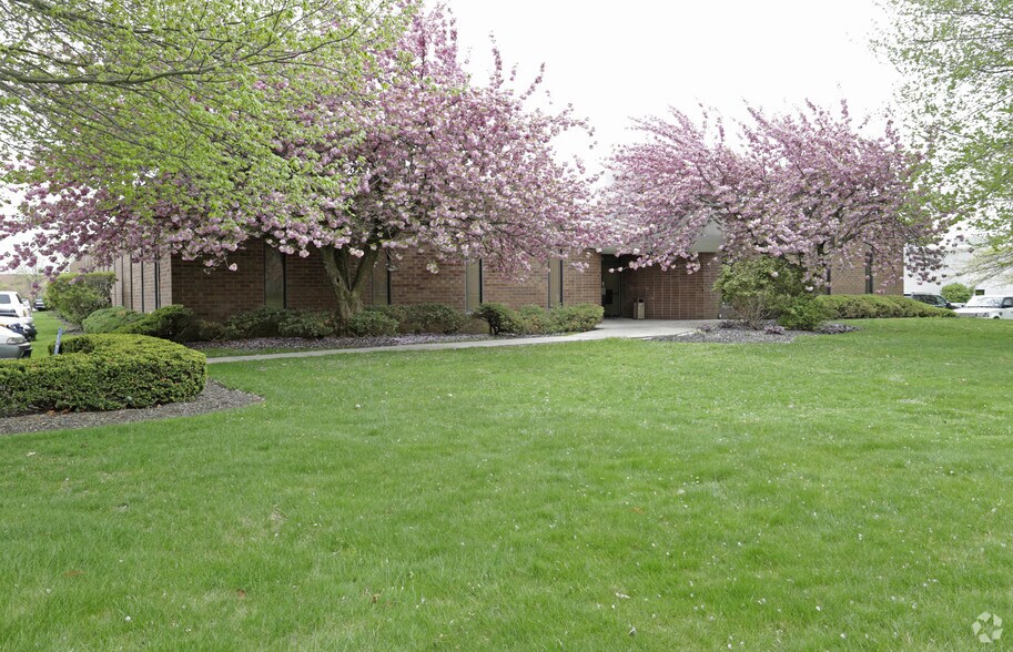 77 Arkay Dr, Hauppauge, NY à louer - Photo du bâtiment - Image 2 de 3