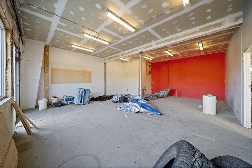 8028 Edgar Industrial Cres, Red Deer, AB à vendre - Photo intérieure - Image 2 de 26