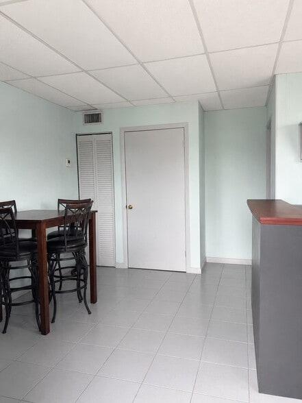 2930 NW 17th Ter, Oakland Park, FL for sale - Building Photo - Image 2 of 19