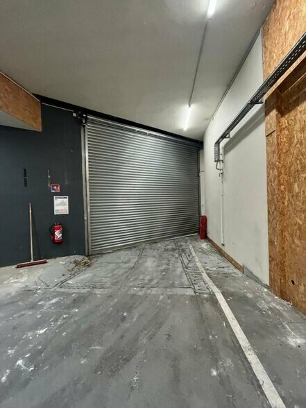 Retail in Grenoble for lease - Interior Photo - Image 2 of 5