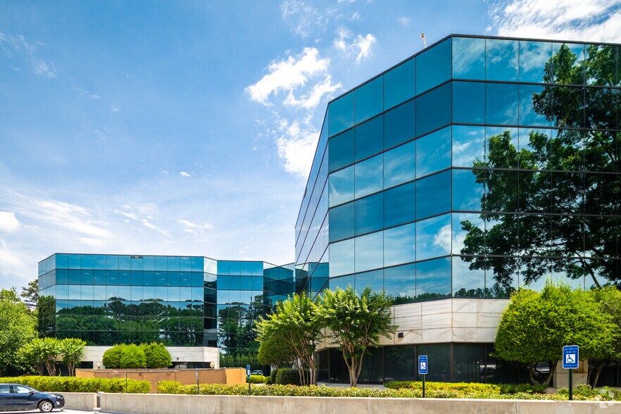 2400 Herodian Way SE, Smyrna, GA à louer - Photo du bâtiment - Image 2 de 3