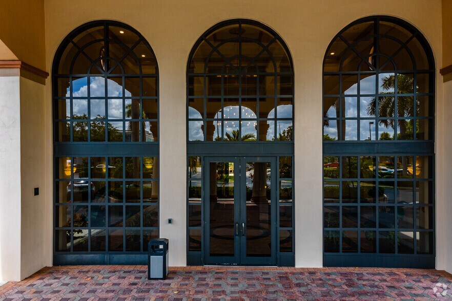 4851 Tamiami Trl N, Naples, FL à louer - Photo du bâtiment - Image 3 de 10