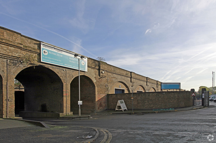 Landmann Way, London à louer - Photo du bâtiment - Image 2 de 2