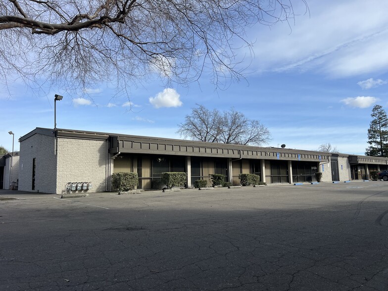 5637 N Pershing Ave, Stockton, CA for lease - Building Photo - Image 3 of 22