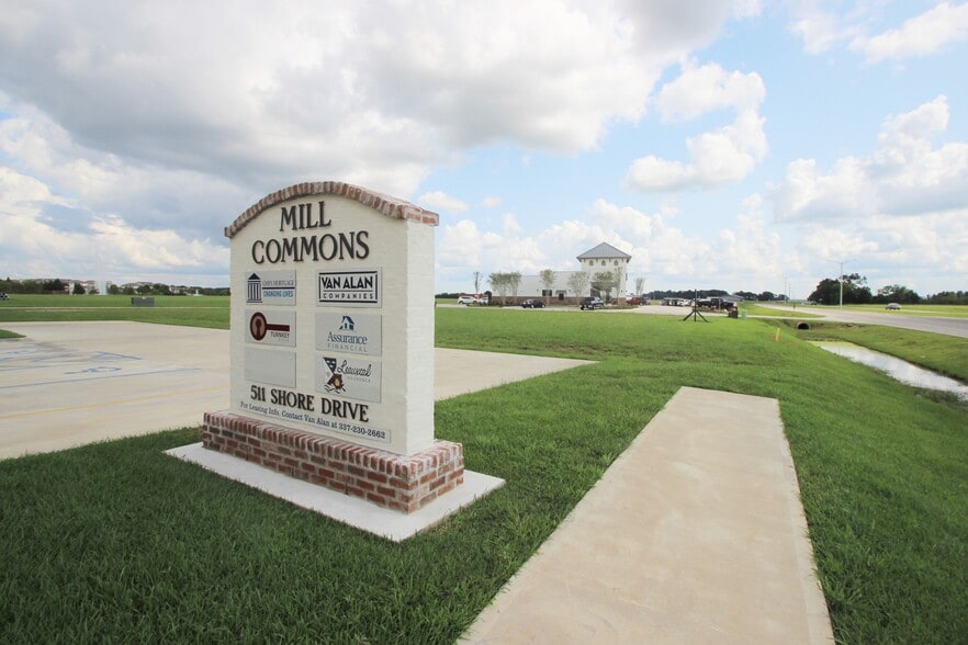 511 Shore Dr, Youngsville, LA à louer - Photo du bâtiment - Image 2 de 4