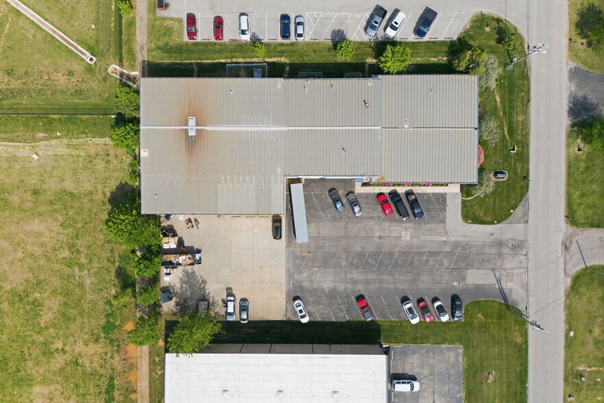 1812 Cargo Ct, Louisville, KY à louer - Photo du bâtiment - Image 3 de 33