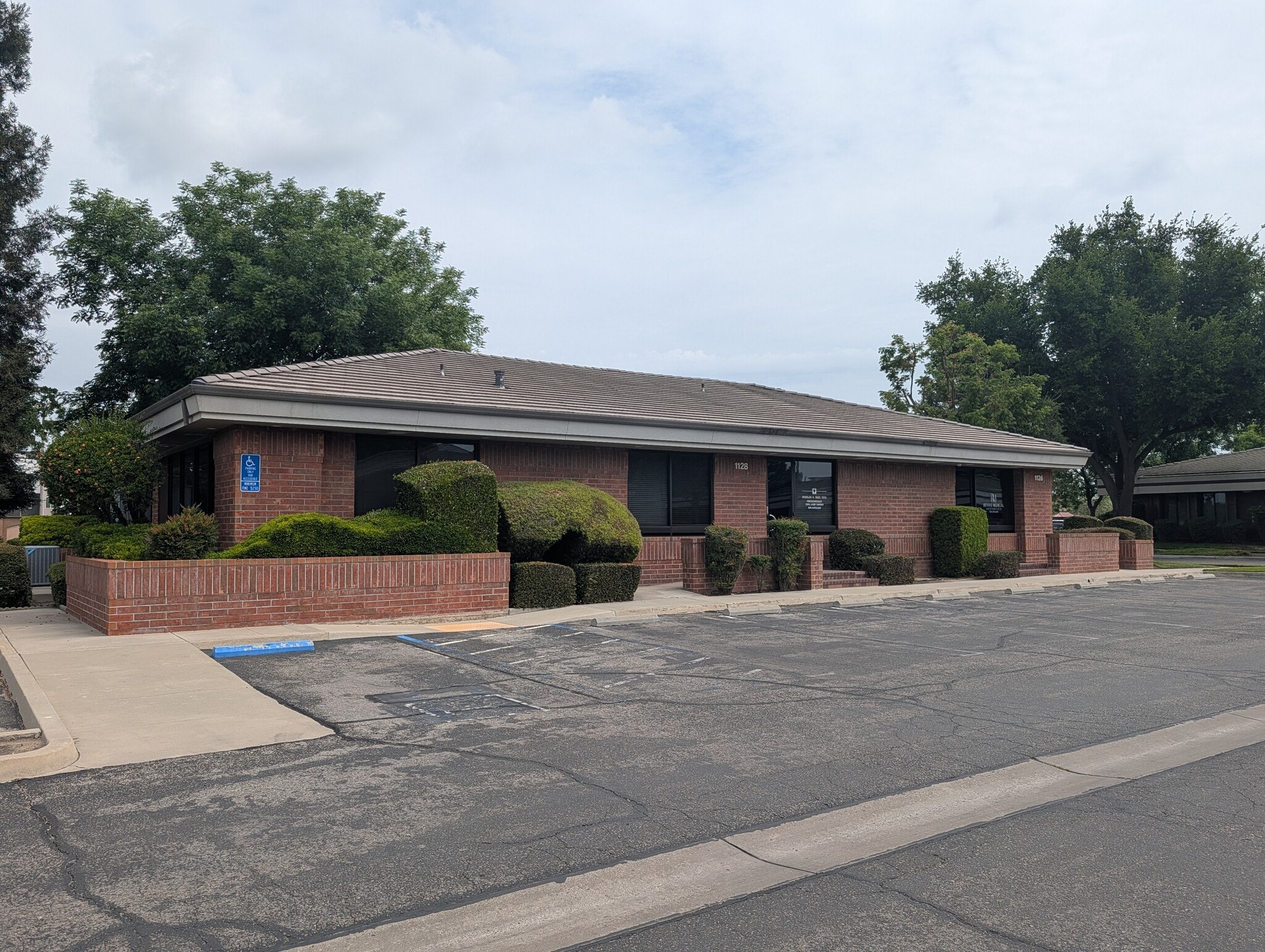 1128 N Chinowth St, Visalia, CA for sale Primary Photo- Image 1 of 21