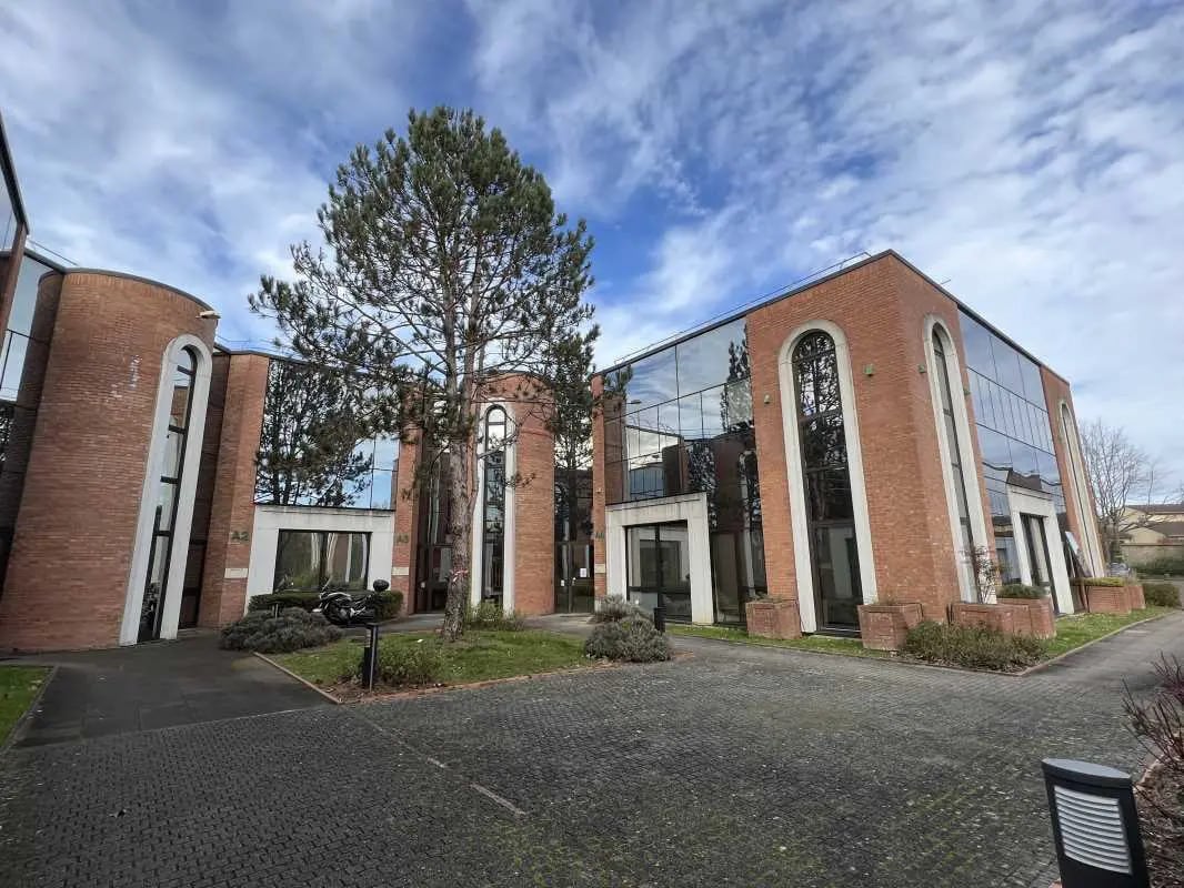 21 Rue Albert Calmette, Jouy-en-Josas for lease Building Photo- Image 1 of 12