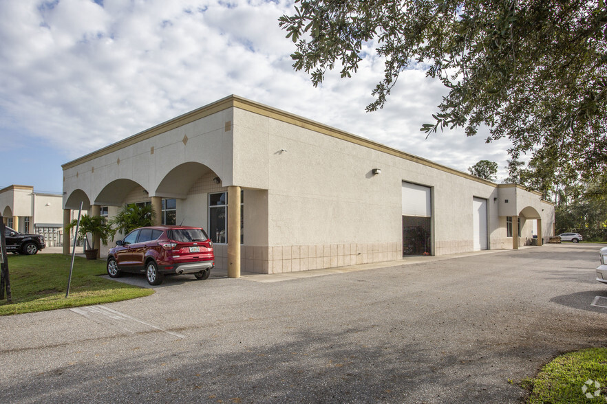 17051 Alico Commerce Ct, Fort Myers, FL for lease - Primary Photo - Image 1 of 6