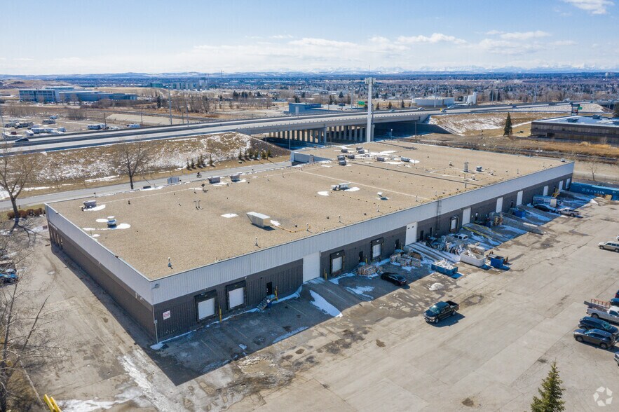 8241 30th St SE, Calgary, AB à louer - Photo du bâtiment - Image 3 de 4