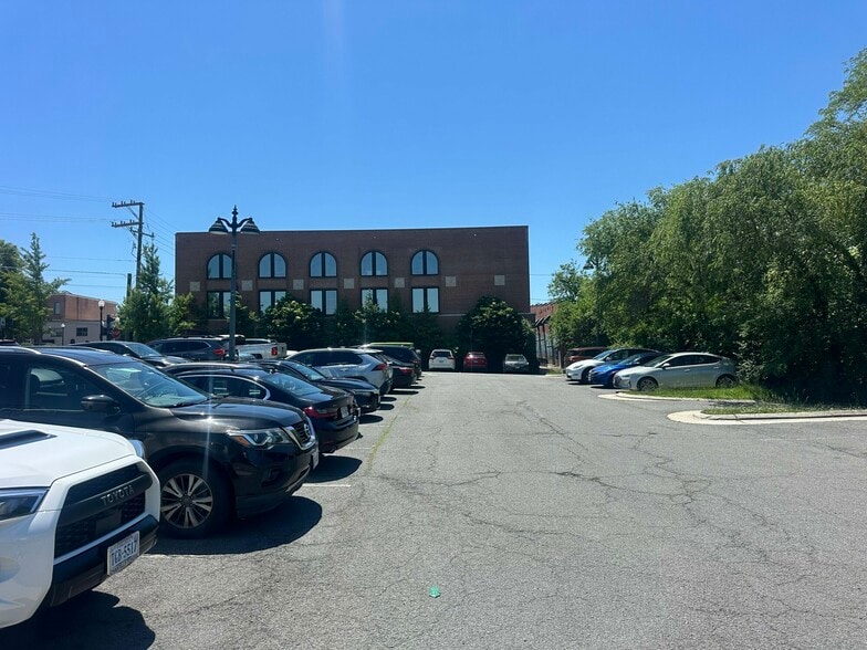 754 Elden St, Herndon, VA for sale - Building Photo - Image 2 of 15