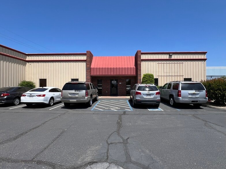 1351 E Pine St, Lodi, CA for lease - Building Photo - Image 2 of 3
