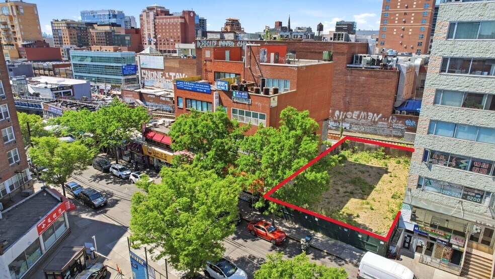 136-25 41st Ave, Flushing, NY à vendre - Photo du bâtiment - Image 2 de 18