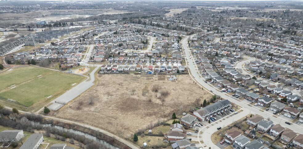 170 Stephanie Dr, Guelph, ON à vendre - Aérien - Image 3 de 5