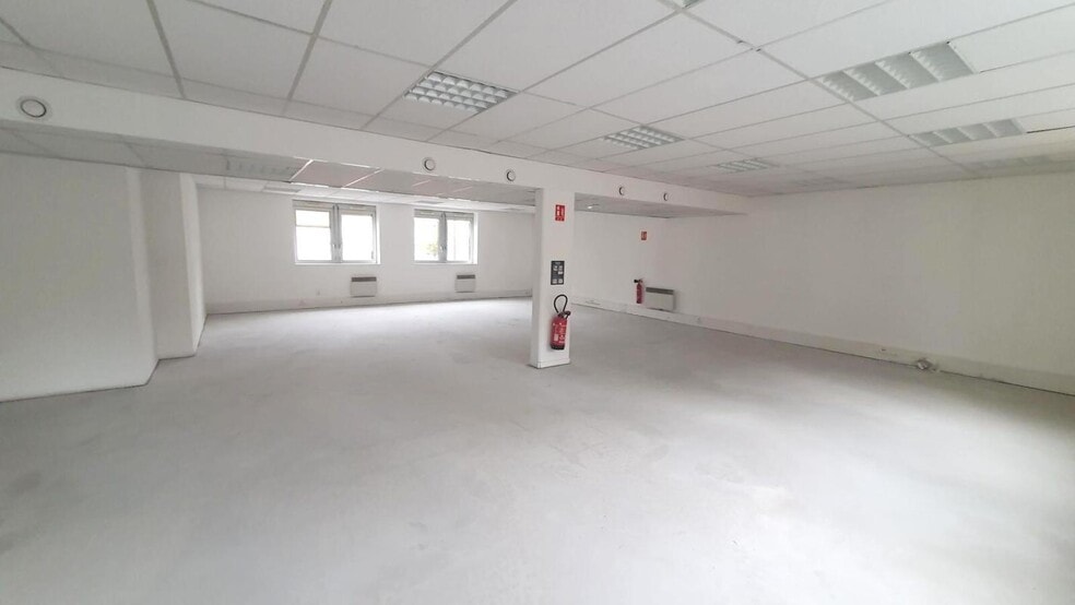 Office in Versailles for lease - Interior Photo - Image 2 of 9
